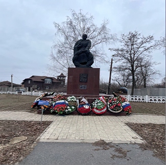 Братская могила советских воинов, погибших в боях с фашистскими захватчиками в 1943 году.  Захоронено 213человек, имена 212 человек установлены. Скульптура советского воина.